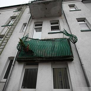 Hof: Balkon bricht ab