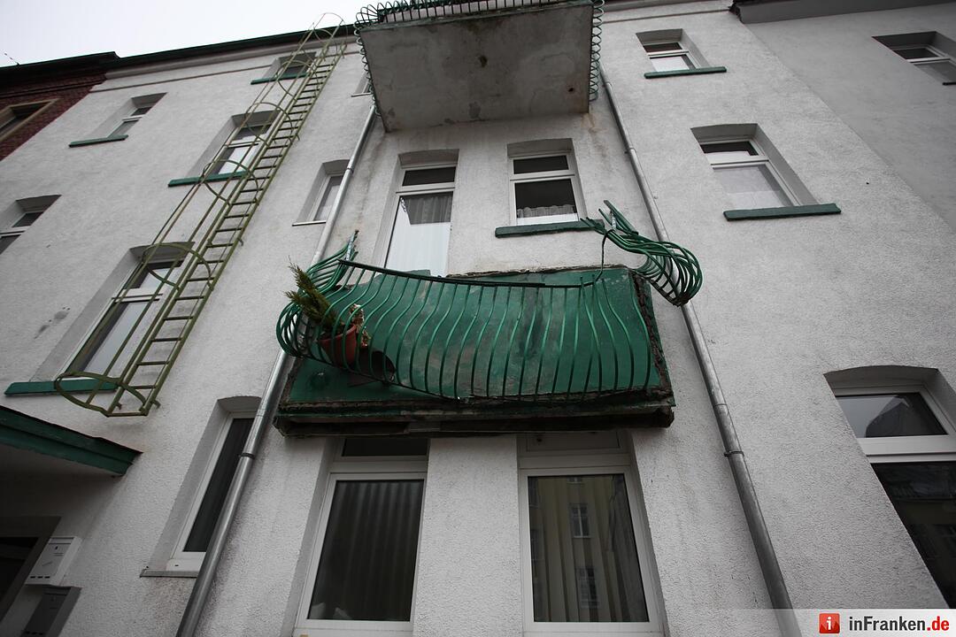 Hof: Balkon bricht ab
