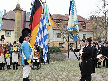 Zweiter Vorsitzender Hans Marr (links) bekommt die Landesfahne übergeben.  Fotos: Evi Seeger