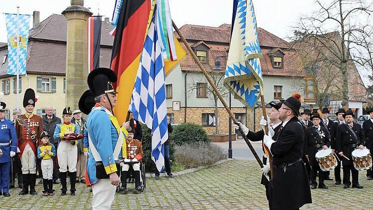 Zweiter Vorsitzender Hans Marr (links) bekommt die Landesfahne übergeben.  Fotos: Evi Seeger