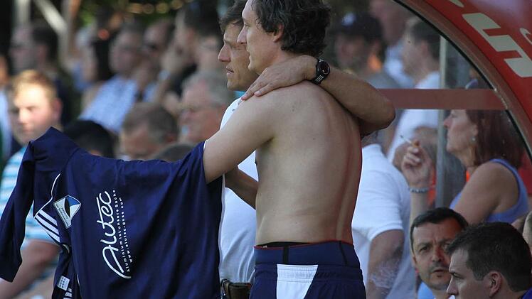 Trikot an und rein ins Spiel: Christian Michl stand zuletzt vor gut vier Jahren für Forchheim auf dem Platz. Inzwischen ist er Co-Trainer, könnte aufgrund der Personalnot aber zum Einsatz kommen.  Foto: Sebastian Baumann
