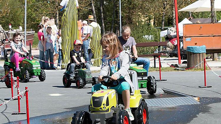 Großes Abschlussfest für Neustadt und seine Kinder: das Piratenfest im Freitzeitpark lockte am Sonntag unzählige Familien an. Foto: Albert Höchstädter
