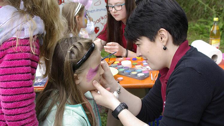 Kinderschminken kommt immer an. Foto: Winfried Ehling