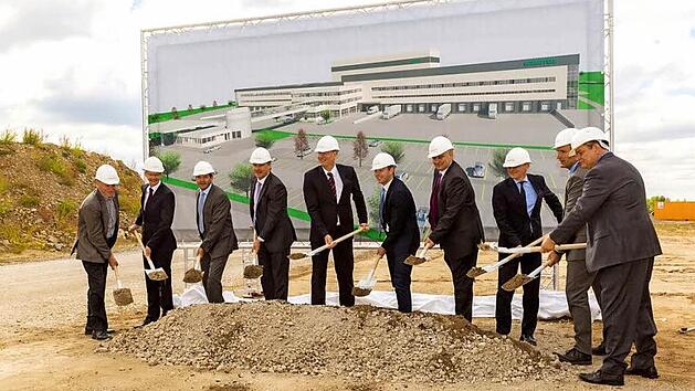 Spatenstich in Kitzingen: Schaeffler baut dort ein modernes Hochregallager. Es soll Hauptstandort neben Schweden und Italien sein.  Foto: pr