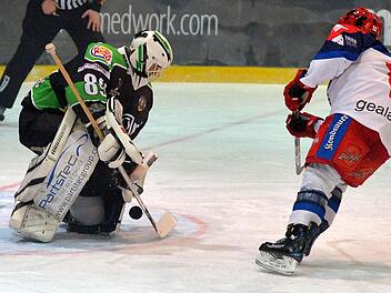 Torwart Philipp Schnierstein (li.) rettete dem Höchstadter EC schon so manchen Punkt. Gegen Selb leistete er sich einen Fehler zum 2:4, das Jared Mudryk (re.) und Co. auf die Siegerstraße brachte.  Foto: Archiv