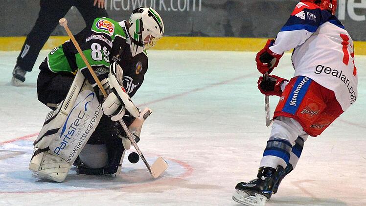 Torwart Philipp Schnierstein (li.) rettete dem Höchstadter EC schon so manchen Punkt. Gegen Selb leistete er sich einen Fehler zum 2:4, das Jared Mudryk (re.) und Co. auf die Siegerstraße brachte.  Foto: Archiv