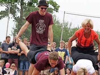 Von den übrigen Schülern und Lehrkräften angefeuert wurden die beiden Seiten beim fröhlichen "Schubkarrenrennen" auf dem Sportplatz.