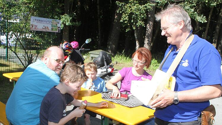 Beim Tierheimfest wurden Lose verkauft, ...