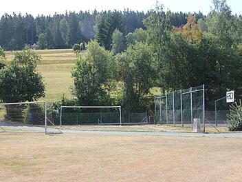 45 Jahre diente Platz in der Dorfmittel als Schulsportanlage, auch wurde darauf Fußfall gespielt. Jetzt soll daraus ein "GenerationenPark" entstehen. Veronika Schadeck