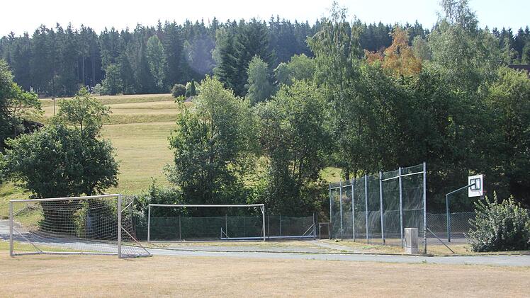 45 Jahre diente Platz in der Dorfmittel als Schulsportanlage, auch wurde darauf Fußfall gespielt. Jetzt soll daraus ein "GenerationenPark" entstehen. Veronika Schadeck