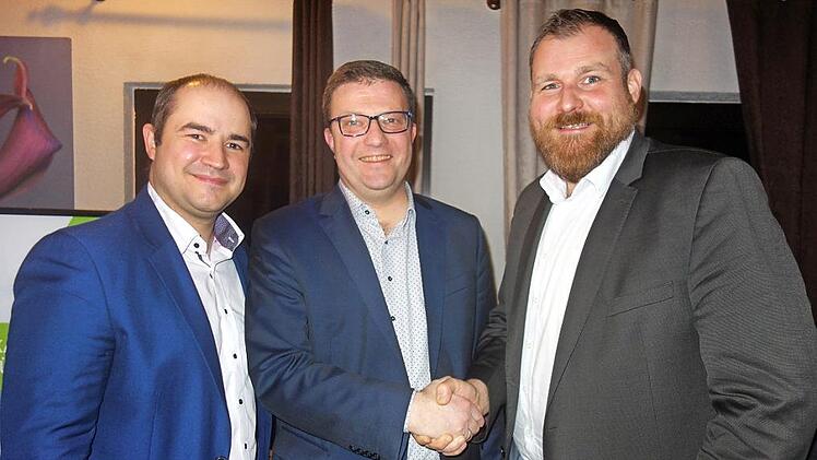 Wahlkampfauftakt: Erste Gratulanten für Kandidat Wolfgang Rebhan (Mitte) waren in der Pizzeria "Da Carlo" der CSU-Ortsvorsitzende, Dominik W. Heike (links), und Coburgs Kreisvorsitzender, Martin Mittag.  Foto: Doris Weidner