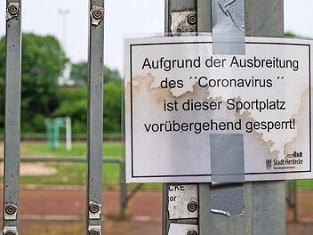 Auf den Sportplätzen in der Region herrscht vielerorts seit Wochen "tote Hose". Den Vereinen gehen aufgrund der zahlreichen Absagen wichtige Einnahmen verloren. Jetzt suchen Politiker händeringend nach Ideen und Strategien, wie den Klubs geholfen werden kann. Foto: Archiv