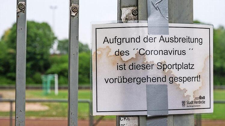 Auf den Sportplätzen in der Region herrscht vielerorts seit Wochen "tote Hose". Den Vereinen gehen aufgrund der zahlreichen Absagen wichtige Einnahmen verloren. Jetzt suchen Politiker händeringend nach Ideen und Strategien, wie den Klubs geholfen werden kann. Foto: Archiv