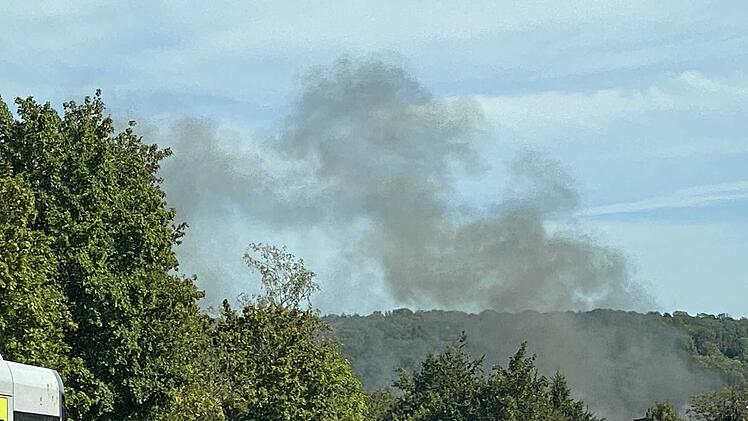 Der Brand des Dachstuhls eines Wohnhauses in Bayreuth-Laineck hat am Samstagmittag  rund 200.000 Euro Schaden verursacht.