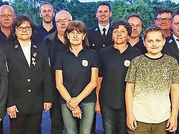 Die Geehrten der FFW Wallersberg-Mosenberg mit Stadtfeuerwehrkommandant Christian Kunstmann (links), Kreisbrandmeister und 2. Bürgermeister Matthias Müller (rechts) und Kommandant Stefan Schmidt (2. von rechts)