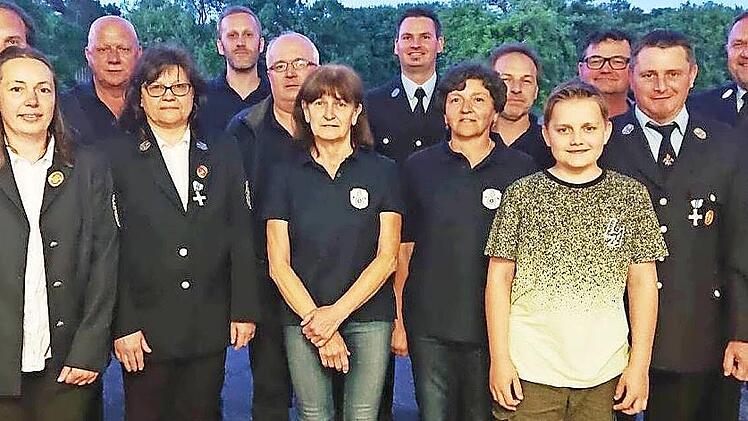 Die Geehrten der FFW Wallersberg-Mosenberg mit Stadtfeuerwehrkommandant Christian Kunstmann (links), Kreisbrandmeister und 2. Bürgermeister Matthias Müller (rechts) und Kommandant Stefan Schmidt (2. von rechts)