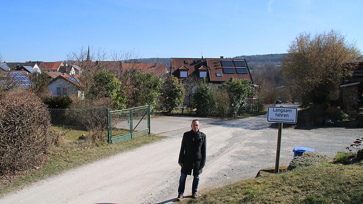 Bürgermeister Mario Götz steht im Weidengässlein in Oberthulba. Im Frühjahr 2023 sollen hier die Erschließungsarbeiten beginnen. Die Fertigstellung ist für Ende nächsten Jahres anvisiert.