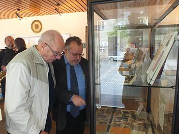 Fritz Spieß und Helmut Biehler vor einer Vitrine im Herzogenauracher Rathaus.  Fotos: Manfred Welker