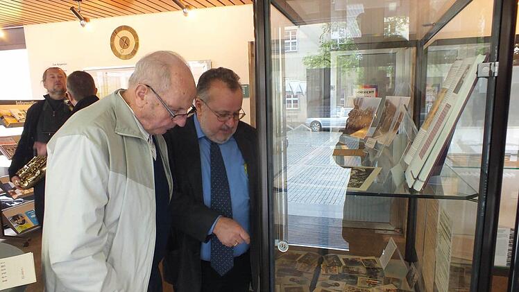 Fritz Spieß und Helmut Biehler vor einer Vitrine im Herzogenauracher Rathaus.  Fotos: Manfred Welker