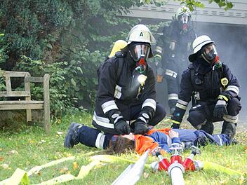 Insgesamt zwölf "Verletzte" mussten beim Eltmanner Stadtfeuerwehrtag von den Atemschutzgeräteträgern aus der verqualmten Lagerhalle geborgen werden. Foto: Sabine Weinbeer