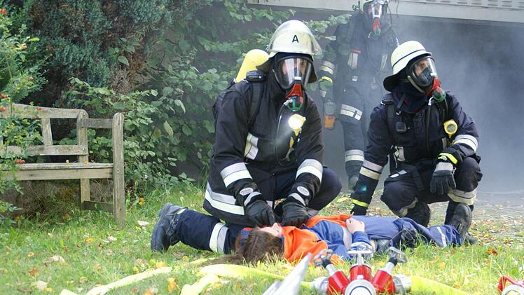Insgesamt zwölf "Verletzte" mussten beim Eltmanner Stadtfeuerwehrtag von den Atemschutzgeräteträgern aus der verqualmten Lagerhalle geborgen werden. Foto: Sabine Weinbeer