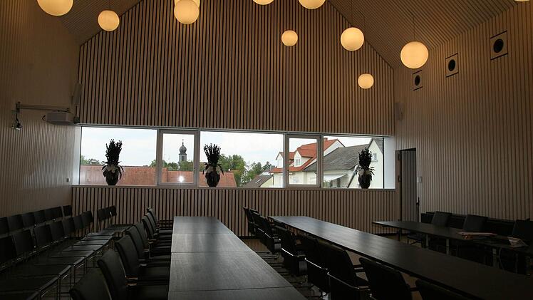 Der Sitzungssaal im Rathaus Strullendorf: Ganz glücklich damit können weder die Gemeinderäte noch die Besucher sein. Vor allem die Akustik lässt zu wünschen übrig. Foto: Werner Baier