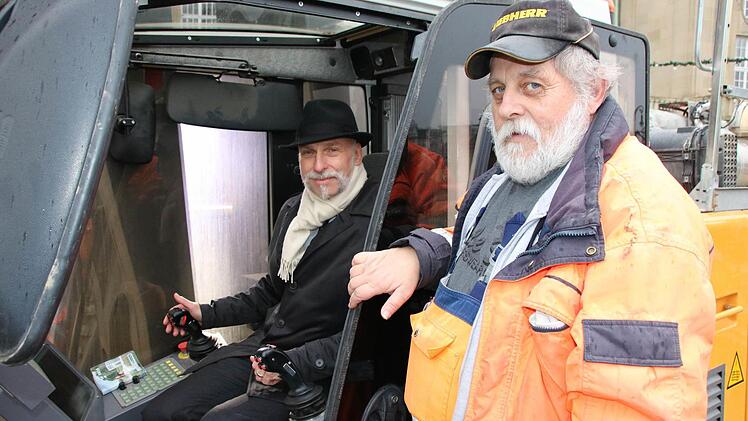Rainer Maul (links), der Fahrer des Großbohrgerätes der Firma Kirchner, erläutert dem Bad Kissinger Oberbürgermeister Kay Blankenburg die Instrumente im Führerhaus. Fotos: Ralf Ruppert