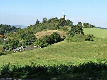 Viele Bauwerber haben bei der Stadt Eltmann angeklopft, deshalb soll im Frühjahr der letzte Bauabschnitt des Siedlungsgebietes "Am Hahn" im Schatten der Wallburg erschlossen werden. Die Baugebiet liegt oberhalb von Eltmann.  Fotos: Sabine Weinbeer