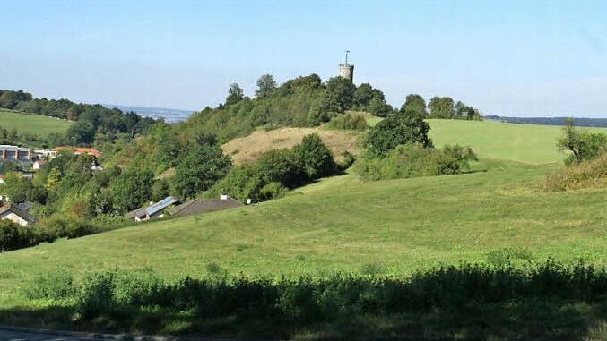 Viele Bauwerber haben bei der Stadt Eltmann angeklopft, deshalb soll im Frühjahr der letzte Bauabschnitt des Siedlungsgebietes "Am Hahn" im Schatten der Wallburg erschlossen werden. Die Baugebiet liegt oberhalb von Eltmann.  Fotos: Sabine Weinbeer