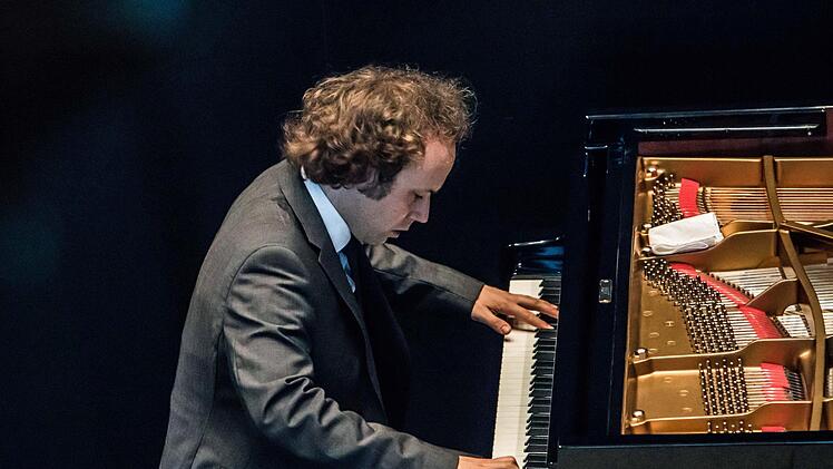Der Pianist Alexander Schimpf beeindruckte als Beethoven-Interpret bei der Coburger "Gesellschaft der Musikfreunde" im HUK-Foyer. Foto: Jochen Berger