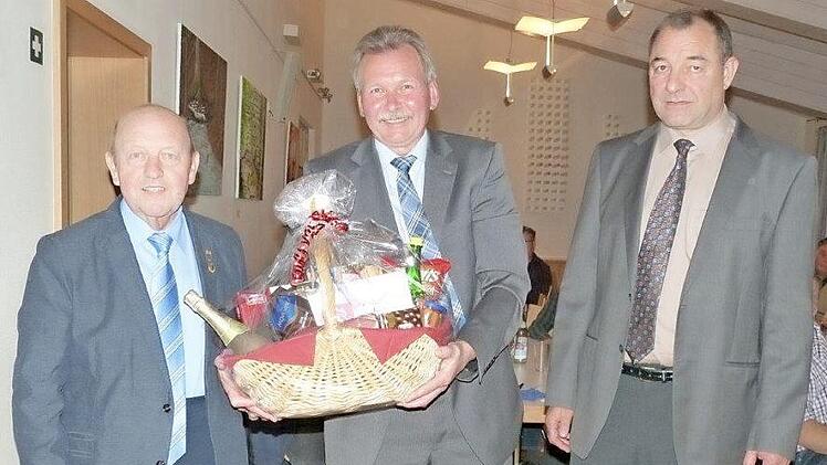 Erwin Zeiß (links), Geschäftsführer Herbert Hubmann und Oberrevisor Alexander Löw (rechts). Foto: privat