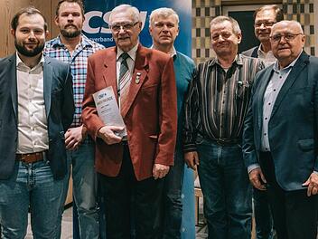 Siegfried Erhard (rechts) und Sebastian Wieber (links) ehrten langjährige Mitglieder des CSU-Ortsverbands Ramsthal (von links): Sebastian Greubel (10 Jahre), Gisbert Stöber (40 Jahre), Bürgermeister Alfred Gündling (10 Jahre), Wilfried Wahler (30 Jahre) und Otto Wieber (30 Jahre). Foto: Andreas Lomb