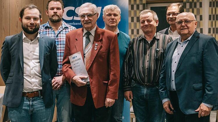 Siegfried Erhard (rechts) und Sebastian Wieber (links) ehrten langjährige Mitglieder des CSU-Ortsverbands Ramsthal (von links): Sebastian Greubel (10 Jahre), Gisbert Stöber (40 Jahre), Bürgermeister Alfred Gündling (10 Jahre), Wilfried Wahler (30 Jahre) und Otto Wieber (30 Jahre). Foto: Andreas Lomb