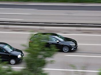 Riskantes Überholmanöver: Autofahrer schwer verletzt