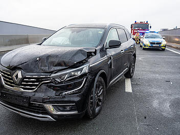 Auffahrunfall auf A73: Drei Fahrzeuge krachen in einander