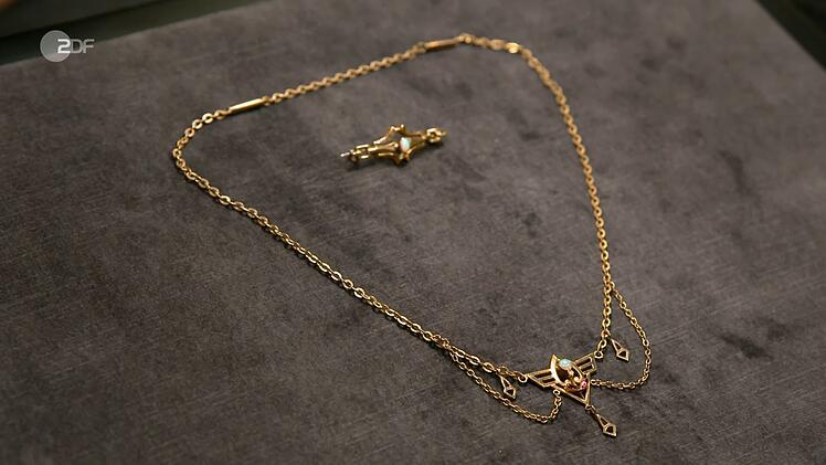 Die weiteren Raritäten: Collier und Brosche mit Opalen, Bergkristallen und Glassteinen aus der Zeit um 1900 waren 250 bis 300 Euro wert.