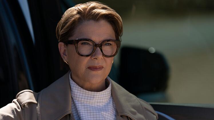 Priscilla (Annette Bening) ist auf der Suche nach ihrem Sohn und einem gro&szlig;en Batzen Geld.