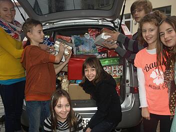 Die Mädchen und Jungen der Mittelschule Oerlenbach haben Päckchen für Rumänien gesammelt.  Foto: Stefan Geiger