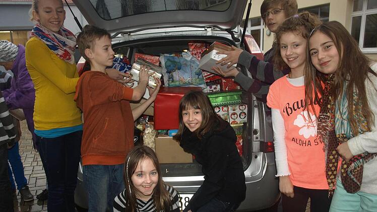 Die Mädchen und Jungen der Mittelschule Oerlenbach haben Päckchen für Rumänien gesammelt.  Foto: Stefan Geiger