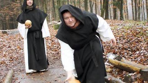 Ein Filmteam nutzte die Naturkegelbahn im Waldklettergarten im Dezember 2011 zu Dreharbeiten für einen Film der ZDF-Serie "Terra X", um eine Epoche aus der Barockzeit aus dem Leben in einem Kloster nachzustellen. Foto: Tobias Kindermann