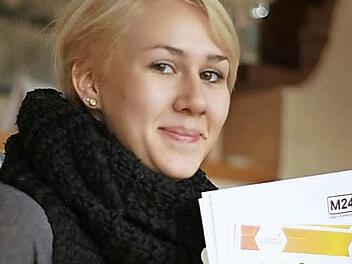 Sie hat es geschafft: Sarah Pachsteffl zeigt stolz ihre Teilnahmebescheinigung der "Zeig Dich!"-Tour von 2012. Sie war für sie der Türöffner für einen Ausbildungsplatz bei der Triebsdorfer Firma M24. Foto: Katja Nauer