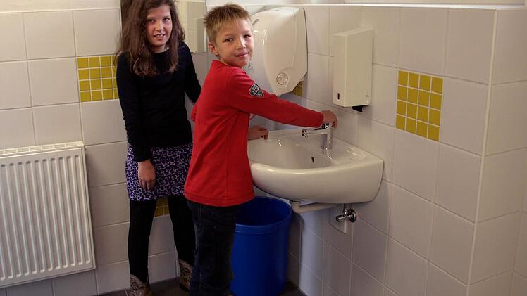 Kira Engelhardt und Jannik Kotschenreuther sind begeistert von den neuen Sanitäranlagen der Schultoiletten. Foto: Susanne Deuerling