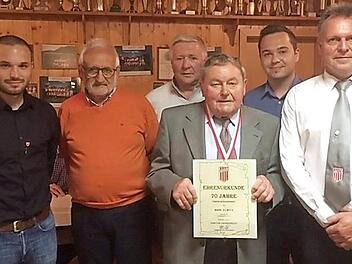Die Geehrten des SC Stettfeld (von links): Lukas Melber, Manfred Böhnlein, Peter Ullrich, Ehrenmitglied Hans Simon, Patrick Genslein und Vorsitzender Stefan Riegel Foto: Christian Ziegler