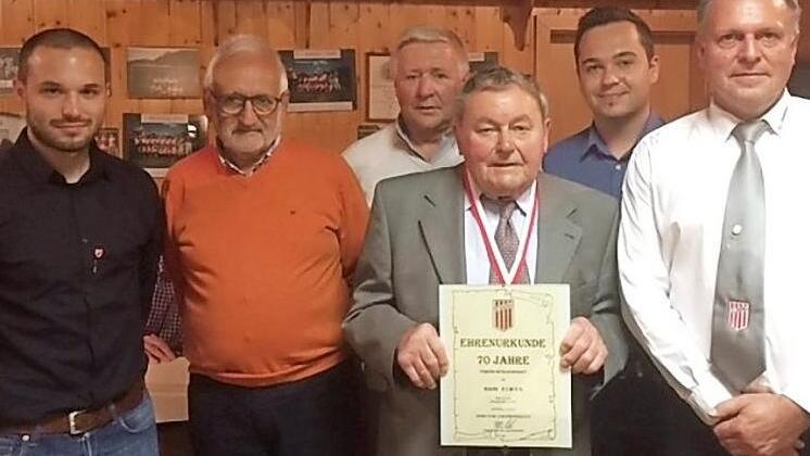 Die Geehrten des SC Stettfeld (von links): Lukas Melber, Manfred Böhnlein, Peter Ullrich, Ehrenmitglied Hans Simon, Patrick Genslein und Vorsitzender Stefan Riegel Foto: Christian Ziegler