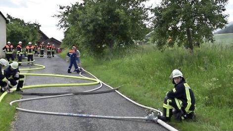 Eine Schlauchleitung mit rund 500 Metern Länge wurde von verschiedenen Hydranten bis zum "Brandherd" gelegt.  Fotos: Gerold Snater