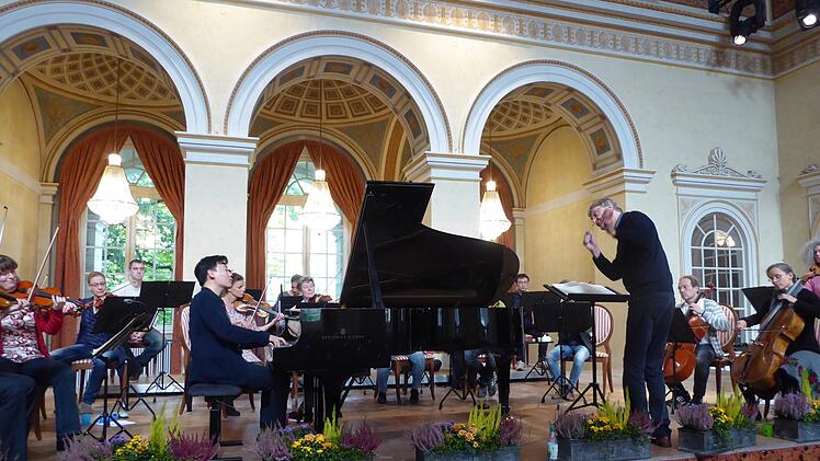 Solist des Konzerts des Jahreszeitenkonzerts war der S&uuml;dkoreaner William Youn, dem ein gro&szlig;er Ruf als Mozartinterpret vorauseilte. Johannes Moesus dirigierte. Foto: Thomas Ahnert