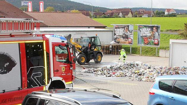 Nachdem die Feuerwehr den Brand gelöscht hatte, beseitigten Mitarbeiter des Eberner Bauhofs die Metallabfälle wieder.Ralf Kestel