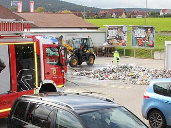 Nachdem die Feuerwehr den Brand gelöscht hatte, beseitigten Mitarbeiter des Eberner Bauhofs die Metallabfälle wieder.Ralf Kestel