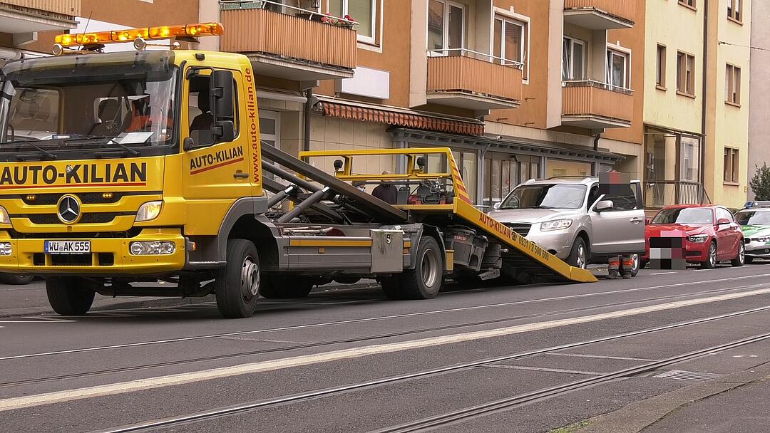 Person eingeklemmt: Rentnerin versuchte einzuparken