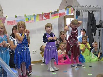 Einen türkischen und einen vietnamesischen Tanz führten die Kindergartenkinder vor. Barbara Oschmann